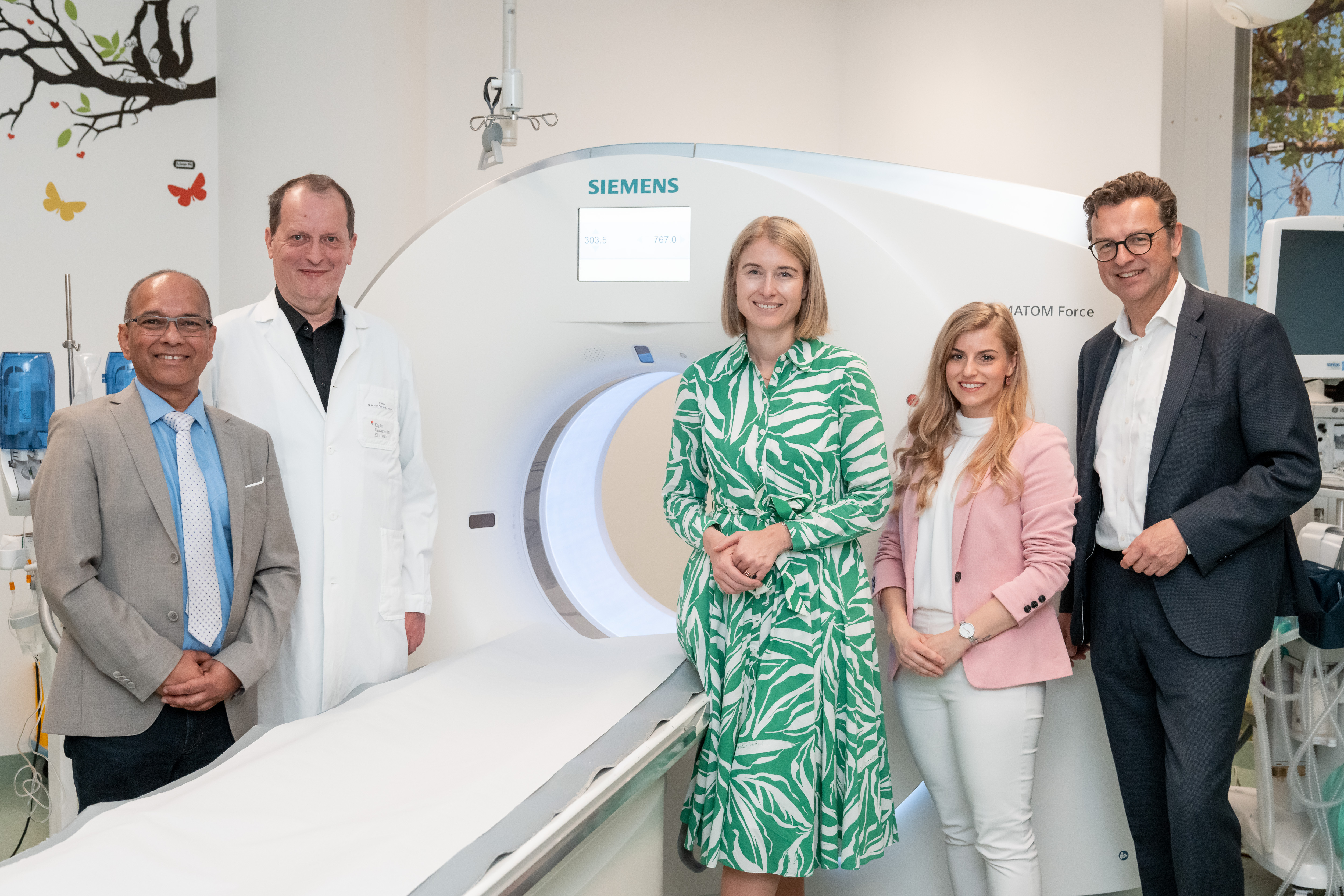 Stolz auf den Forschungsstandort OÖ (v. l. n. r.): CIO DI (FH) Humayaun Kabir, MBA, Univ.-Prof. Dr. Franz Fellner (Vorstand Zentrales Radiologie Institut, KUK), LH-Stv.in Mag.a Christine Haberlander, Vanessa Haslwanter, BSc MA (Projektleiterin MIT) und Mag. Dr. Franz Harnoncourt (Vorsitzender OÖG-Geschäftsführung)