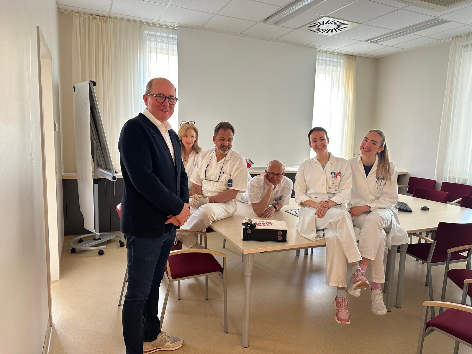 Erfreute Nutzerinnen und Nutzer des Scout-Systems am Brustkompetenz Zentrum des Kepler Uniklinikums